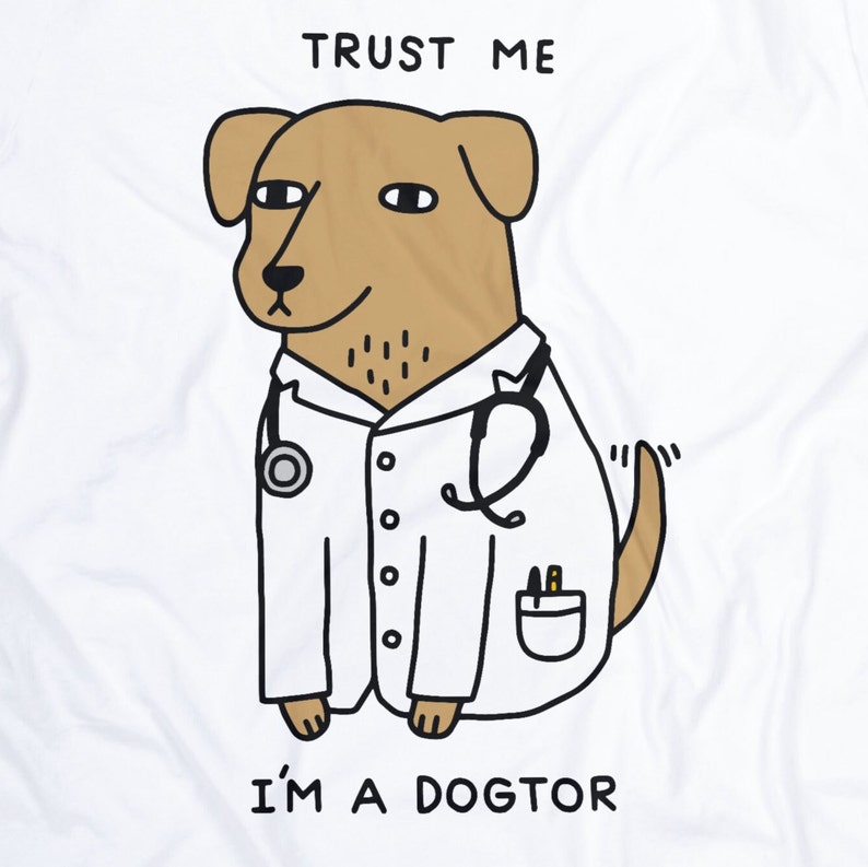 Puede incluir: Una ilustraci&oacute;n de dibujos animados de un perro marr&oacute;n que lleva una bata de laboratorio blanca y un estetoscopio. El perro sonr&iacute;e y tiene el texto "TRUST ME I'M A DOGTOR" escrito debajo.