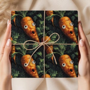 Könnte beinhalten: Geschenkpapier mit einem sich wiederholenden Muster aus überrascht aussehenden Cartoon-Karotten mit grünen Blättern auf dunklem Hintergrund. Das Papier ist mit Bindfaden verschnürt. Das Thema ist skurril und lustig.