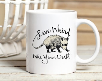 Divertente tazza di opossum, Live Weird Fake Your Death tazza di caffè, tazza di arte animale, disegno pazzo di opossum, tazza di caffè esilarante, tazza regalo di opossum