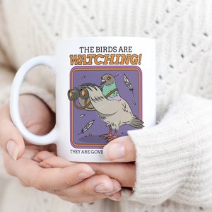 Roliga fåglar är drönare konspirationsteorier mugg, satirisk konspirationskaffekopp, konstig duva mugg, konspirationsgåva, fåglar är inte verkliga bild 2
