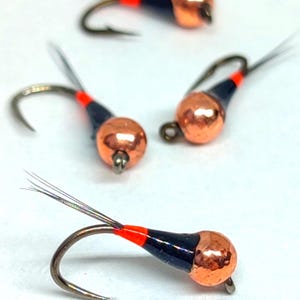 Puede incluir: Un juego de tres tazas de cerámica con un acabado moteado y mate. Las tazas son de color crema, gris claro y gris oscuro. Cada taza tiene un diseño simple y minimalista y un asa redondeada.