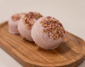 Rose handmade bath bomb | With rose topping | 100% vegan, gluten-free and natural ingredients