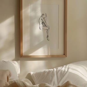 座る女性の鉛筆画（印刷可能）｜ロングヘアの女性のミニマリストスケッチ｜女性らしい芸術的な壁飾り｜UMMIデジタルダウンロード