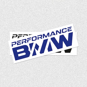 Op de afbeelding: Twee rechthoekige vinylstickers met de tekst PERFORMANCE in een dun zwart lettertype en de letters BMW in een vet blauw lettertype. De stickers liggen over elkaar heen en tonen een strak ontwerp met contrastrijke letters op een witte achtergrond.