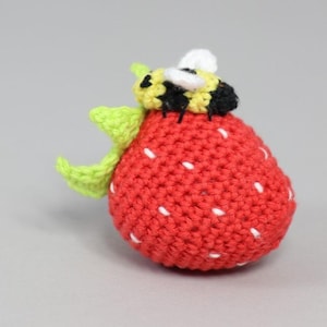 Strawberry with Bee crochet pattern low sew kawaii plushies amigurumi toy