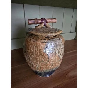 手作りスタジオ陶器の蓋付き瓶 – レイチェル・スミス NC アート陶器 素朴な釉薬