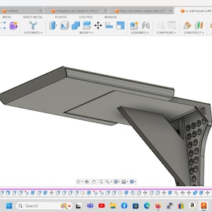 以下が含まれることがあります： 長方形の天板と支えとなるアームを持つ壁掛け棚の3Dモデル。棚は、携帯電話やその他の小型機器を置くために設計されています。
