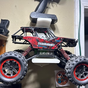 1/10 Scale RC Car Wall Mount Display: Octagon Arrow Design, Personalized