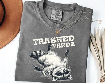 Koszulka Comfort Colors® Trashed Panda z zabawnym pijanym szopem, prezent z humorem Trash Panda, koszulka z grafiką żart o imprezowym zwierzęciu, prezent z uroczym żartem o szopie