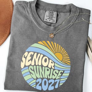 Camiseta Senior Sunrise 2027, camiseta retro Senior 2027, regalo de graduación 2027, camiseta Senior, regalo de graduación de secundaria imagen 6