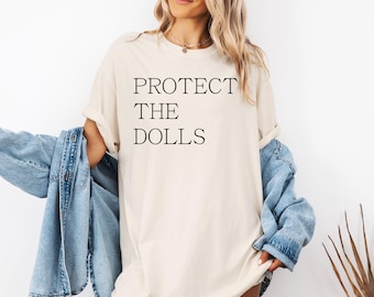 Koszulka Comfort Colors Protect The Dolls, koszulka na rzecz równości płci, koszulka feministyczna, koszulka na rzecz praw człowieka, koszulka aktywisty, koszulka feministyczna, koszulka na rzecz praw LGBT