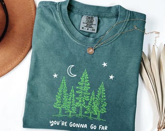 Camiseta "Vas a llegar lejos" - Comfort Colors® Nature, camiseta con frase motivacional, regalo para soñadores, ideal para senderismo al aire libre, regalo de cumpleaños o para acampar.
