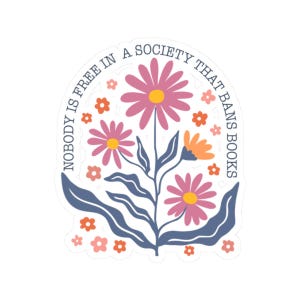 Puede incluir: Una pegatina blanca con un diseño floral y el texto "Nadie es libre en una sociedad que prohíbe los libros". Las flores son rosas, naranjas y rojas.