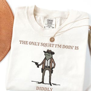 The Only Squat I&#39;m Doin&#39; Is Diddly Shirt, Funny Cowboy Frog T Shirt, Western Humor Gift, Lazy Gym Shirt, Sarcastic Western, Diddly Squat Tee