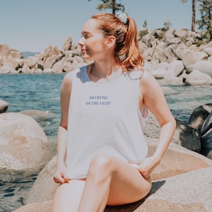 Comfortkleuren No Crying On The Yacht-tanktop, esthetische crop-top, zomershirt, trendy grafische tanktop – leuke casual top, T-shirt met visserskern