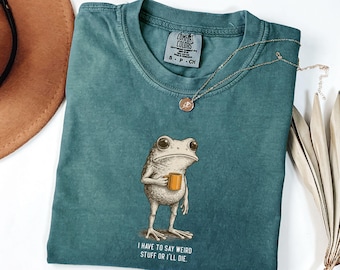 Comfort Colors® Ich muss seltsame Sachen sagen, oder ich werde sterben Frosch trinken Kaffee T-Shirt | Sonderbares Freund Geschenk | Sarkastisches Humor Shirt