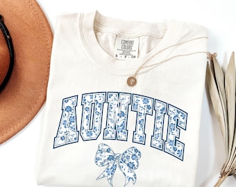 Comfort Colors® Auntie Shirt, Aunt Shirt, Floral Auntie, New Aunt Gift, Pregnancy Announcement, Gift for Aunt, Pregnancy Reveal to Aunt