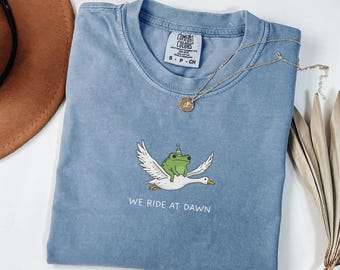 Wir fahren im Morgengrauen T-Shirt, lustiges Frosch und Gänse T-Shirt, Komfort Farben 1717, chaotische Tier Shirt, wunderliches Gamer Geschenk