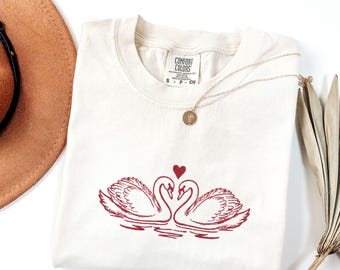 Minimalistisches Schwäne Herz Shirt, Comfort Colors® Romantisches Vogel T-Shirt, Valentinstag T-Shirt, Ästhetischer Natur Liebhaber Geschenk, Elegantes Paar Schwäne Shirt