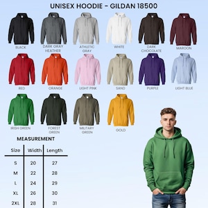 Pu&ograve; includere: Una variet&agrave; di felpe con cappuccio unisex in vari colori, tra cui nero, grigio, rosso, arancione e verde. L'immagine mostra anche una tabella delle taglie con misure in cm per larghezza e lunghezza, dalla taglia S alla 2XL.