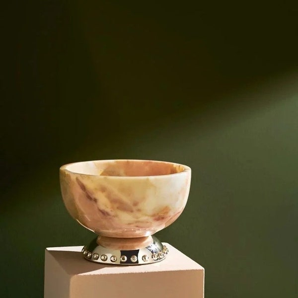 Marble bowl, with silver legs, magnificent hand workmanship, you can use it both in your presentations and as a trinket.