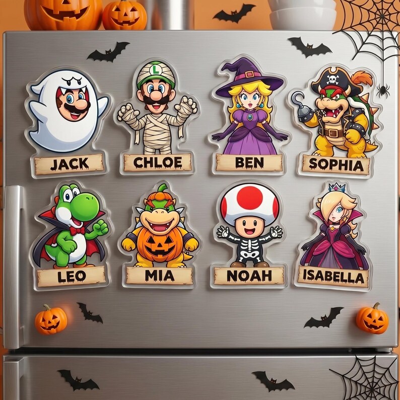 K&ouml;nnte beinhalten: Acht K&uuml;hlschrankmagnete aus Acryl mit Nintendo-Charakteren in Halloween-Kost&uuml;men, darunter Mario als Geist, Luigi als Mumie, Peach als Hexe und Bowser als Pirat. Jeder Magnet enth&auml;lt ein Namensschild mit der Aufschrift Jack, Chloe, Ben, Sophia, Leo, Mia, Noah oder Isabella.