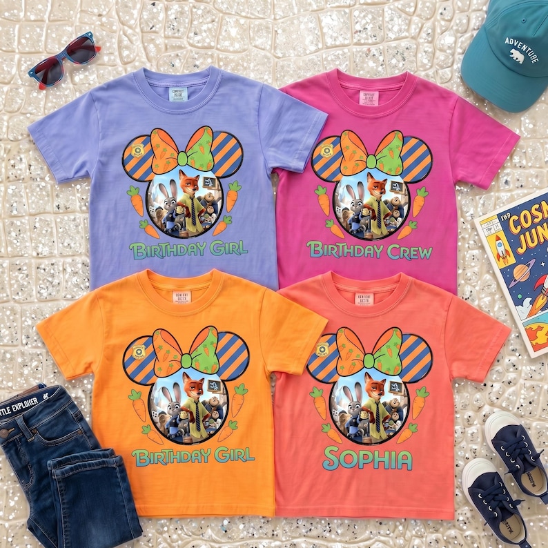 K&ouml;nnte beinhalten: Vier kurz&auml;rmelige T-Shirts mit Rundhalsausschnitt in Helllila, Pink, Orange und Koralle. Jedes zeigt eine Grafik mit Mausohren-Silhouette, Zootopia-Figuren, einer gr&uuml;nen Schleife mit Karottenmuster sowie dem Text Birthday Girl, Birthday Crew oder Sophia.