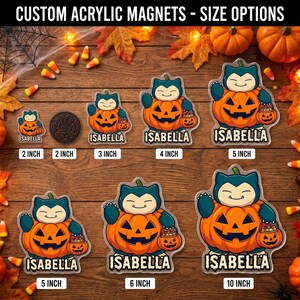 K&ouml;nnte beinhalten: Individuelle Acrylmagnete mit einer Zeichentrickfigur in einem Halloween-K&uuml;rbis, beschriftet mit dem Namen Isabella. Das Bild zeigt verschiedene Gr&ouml;&szlig;en von 5 cm bis 25 cm, wobei ein Keks als Gr&ouml;&szlig;envergleich dient.
