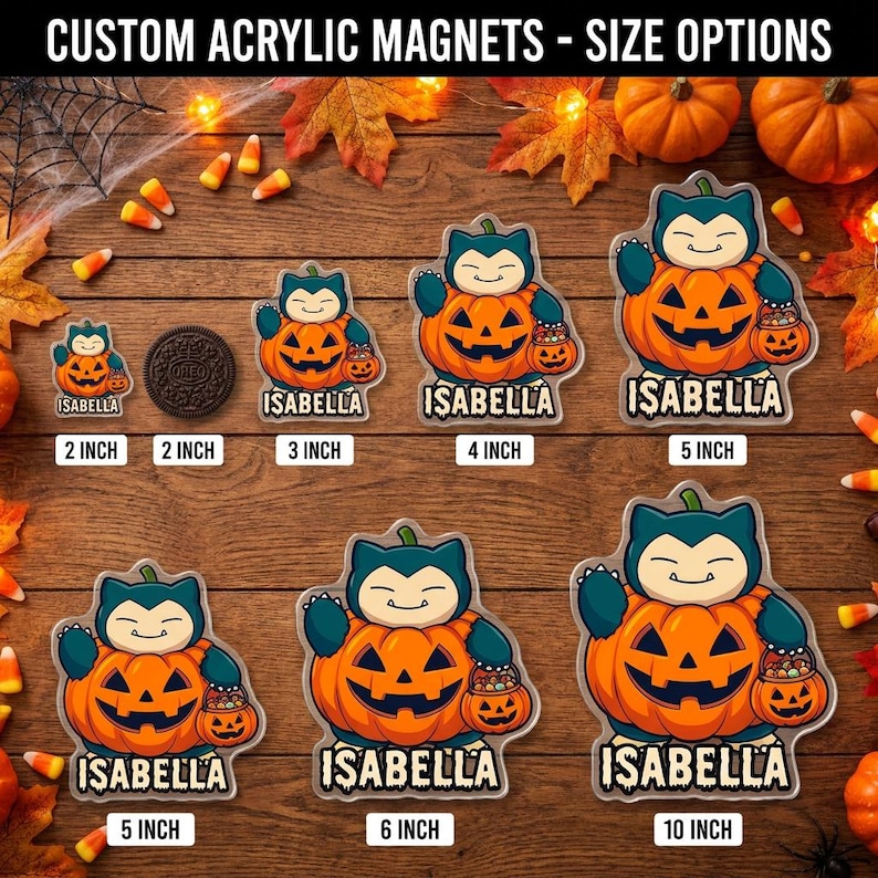K&ouml;nnte beinhalten: Individuelle Acrylmagnete mit einer Zeichentrickfigur in einem Halloween-K&uuml;rbis, beschriftet mit dem Namen Isabella. Das Bild zeigt verschiedene Gr&ouml;&szlig;en von 5 cm bis 25 cm, wobei ein Keks als Gr&ouml;&szlig;envergleich dient.