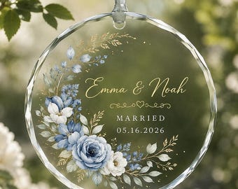 Adorno de cristal personalizado para recién casados, recuerdo de boda floral azul, adorno de cristal personalizado para recién casados, regalo personalizado para parejas con impresión plana, 2026