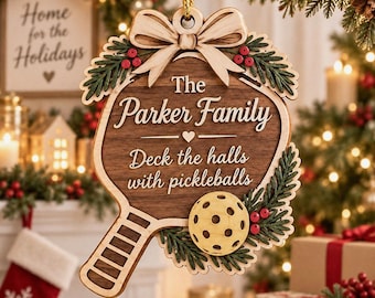 Adorno navideño de madera con forma de pala de pickleball personalizada, recuerdo deportivo familiar personalizado, decoración para el árbol de Navidad con temática de juegos de raqueta, adorno navideño "Deck The Halls" 2026.