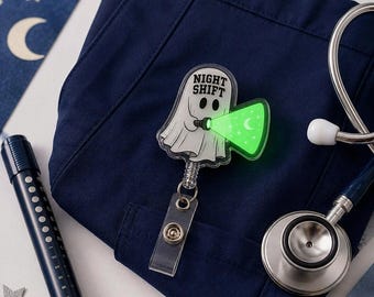 Portatarjetas de identificación de turno de noche con diseño de fantasma, estampado plano con efecto de brillo, portatarjetas de identificación de enfermera personalizado, clip médico de Halloween, accesorio espeluznante para uniforme médico.