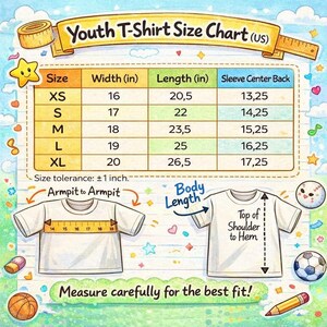 Op de afbeelding: Een maattabel voor jeugd-T-shirts (US) met kolommen voor maat, breedte, lengte en mouw middenachter in inches. Het bevat illustraties van twee witte T-shirts met meetinstructies en een maattolerantie van &plusmn;1 inch.