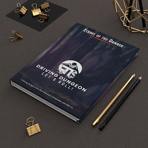 Peut inclure: Une couverture de livre noir et blanc avec une illustration de camping-car blanche et le texte "Driving Dungeon Let's Roll!" et "Echoes of the Damned".