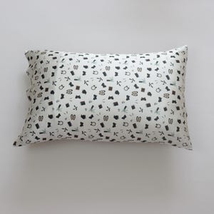 Mulberry Silk Pillowcase Minimalist Design Hypoallergenic Silk Bedding for Hair and Skin Care Silk Pillowcase Gift for Men and Women