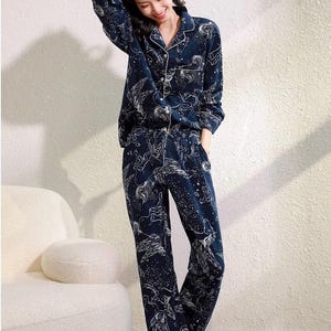 Hemelse zijden pyjama voor vrouwen sterrenbeeldpatroon Loungewear in diepblauwe satijnen nachtkleding geïnspireerd op oosterse zijde en astrologie