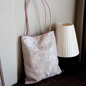 Sac fourre-tout brodé en soie fait main – Sacs à bandoulière jacquard oriental | Sac à main multifonctionnel pour le jour et la nuit | Sac à bandoulière pour ordinateur