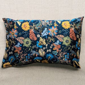 Luxe 100% zijden kussensloop | Oosterse bloemenprint | Hypoallergeen ultrazacht kussen | Ritssluiting | Oosters designcadeau voor nieuw huis