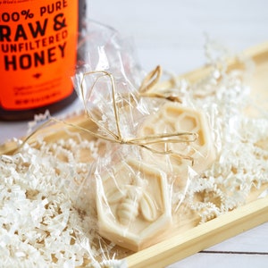 HoneyBee Soap Gift Pack, Pure Honey and Goat Milk Moisturizing Soap, Decorative HoneyBee Soap Favors, All Occasion Honey Bee Soap