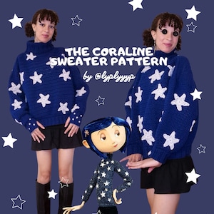 Puede incluir: Un suéter azul con estrellas blancas, modelado por dos personas y un personaje de dibujos animados. El suéter tiene cuello alto y está tejido a crochet. El texto "THE CORALINE SWEATER PATTERN by @lyplyyyyp" está escrito en blanco sobre un fondo azul.