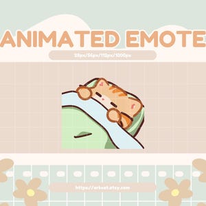 Puede incluir: Gráfico de emote animado con un gato atigrado naranja de dibujos animados descansando sobre una almohada verde. El texto "ANIMATED EMOTE" se muestra en letras naranjas sobre el gato. El fondo es de color beige claro con un patrón de cuadrícula y detalles florales.