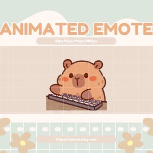 Op de afbeelding: Een geanimeerde emote met een cartoonbeer met roze wangen die op een toetsenbord typt. De beer is bruin met een lichtbruine snuit en oren. De achtergrond is lichtbeige met een rasterpatroon en de woorden "ANIMATED EMOTE" in oranje.