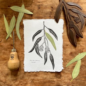 Stampa linoleografica originale "albero di eucalipto" su carta con bordo frastagliato fatta a mano con foglia secca di un albero di eucalipto australiano (albero della gomma)