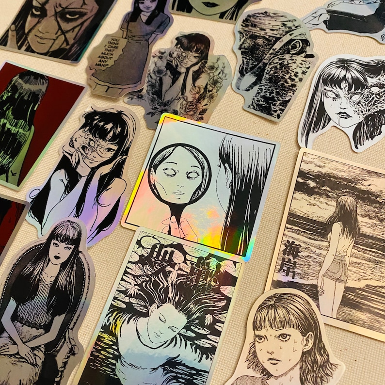 Może przedstawiać: Zbi&oacute;r czarno-białych naklejek o tematyce horroru przedstawiających r&oacute;żne postacie i sceny. Naklejki są wydrukowane na błyszczącym papierze i mają holograficzne wykończenie. Niekt&oacute;re naklejki zawierają tekst w języku japońskim.