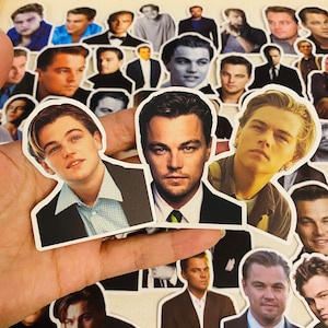 Könnte beinhalten: Eine Sammlung von gestanzten Aufklebern mit verschiedenen Bildern von Leonardo DiCaprio. Die Aufkleber zeigen verschiedene Porträts des Schauspielers mit unterschiedlichen Posen und Ausdrücken. Die Aufkleber sind in verschiedenen Größen erhältlich und eignen sich zum Dekorieren.