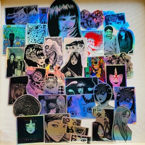 Może przedstawiać: Kolekcja kolorowych holograficznych naklejek z r&oacute;żnymi postaciami i wzorami. Naklejki są gł&oacute;wnie czarne, białe i czerwone, niekt&oacute;re z niebieskimi, zielonymi i ż&oacute;łtymi akcentami. Naklejki przedstawiają r&oacute;żne postacie, w tym kobietę z długimi czarnymi włosami, kobietę ze spiralą na głowie i kobietę z stworzeniem na głowie. Naklejki przedstawiają r&oacute;wnież r&oacute;żne wzory, w tym spirale, kwiaty i kształty geometryczne. Naklejki są ułożone w siatkę na białym tle.