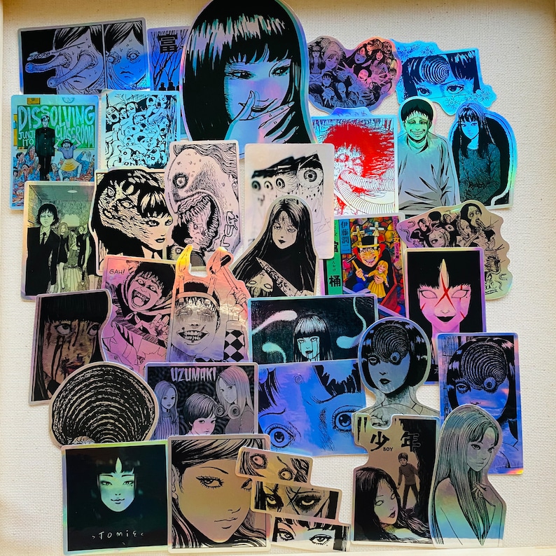 Może przedstawiać: Kolekcja kolorowych holograficznych naklejek z r&oacute;żnymi postaciami i wzorami. Naklejki są gł&oacute;wnie czarne, białe i czerwone, niekt&oacute;re z niebieskimi, zielonymi i ż&oacute;łtymi akcentami. Naklejki przedstawiają r&oacute;żne postacie, w tym kobietę z długimi czarnymi włosami, kobietę ze spiralą na głowie i kobietę z stworzeniem na głowie. Naklejki przedstawiają r&oacute;wnież r&oacute;żne wzory, w tym spirale, kwiaty i kształty geometryczne. Naklejki są ułożone w siatkę na białym tle.