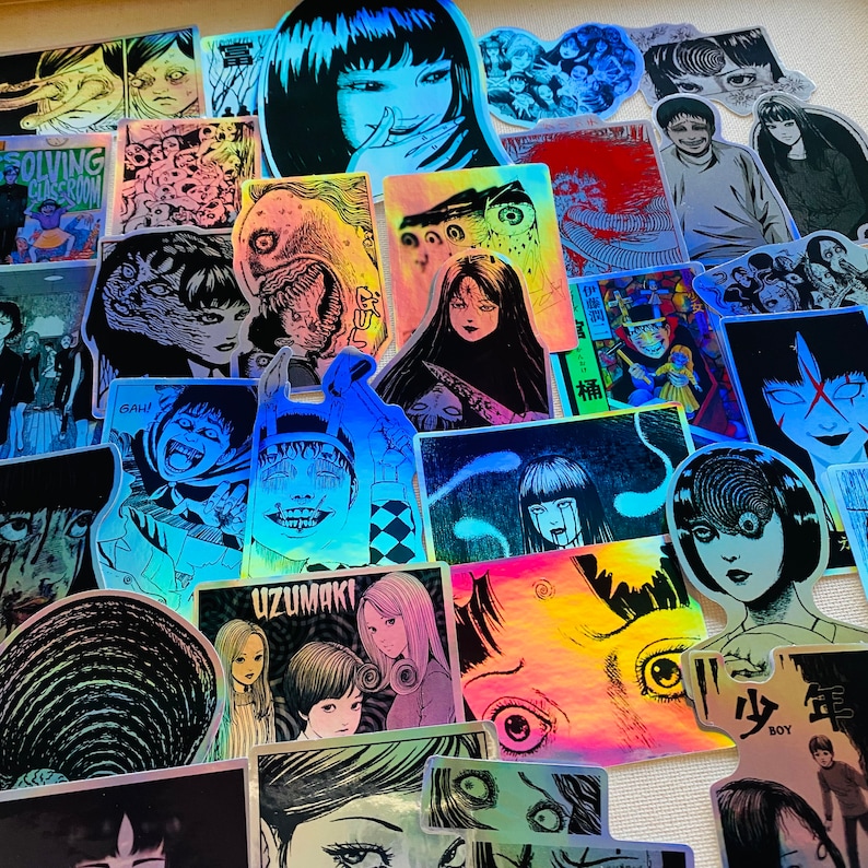 Może przedstawiać: Kolekcja holograficznych naklejek z r&oacute;żnymi ilustracjami postaci w stylu anime, w tym dziewczyna z długimi czarnymi włosami, dziewczyna ze spiralą w oku i dziewczyna z stworzeniem na głowie. Naklejki znajdują się na białym tle.