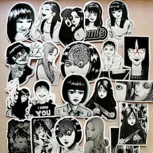 Może przedstawiać: Zestaw 21 czarno-białych naklejek o tematyce horroru z r&oacute;żnymi postaciami i wzorami. Naklejki są wydrukowane na białym papierze i mają błyszczące wykończenie. Tekst "Pack#3-21pcs" jest wydrukowany na dole obrazu.