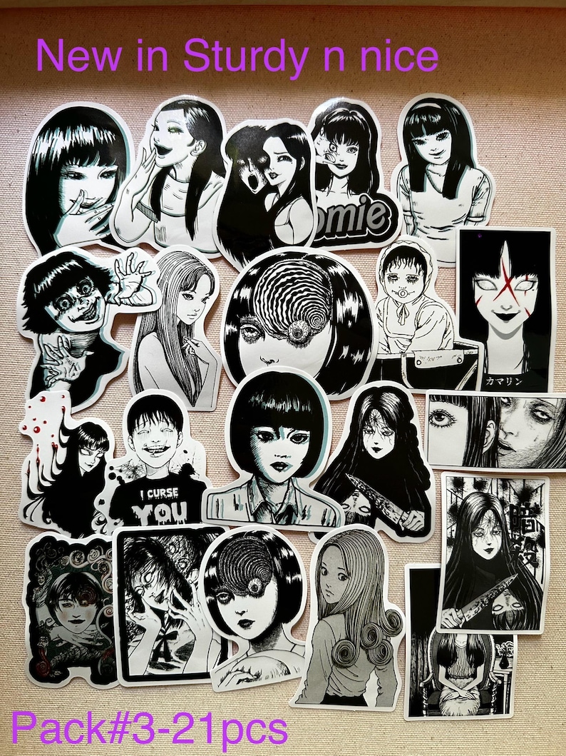Może przedstawiać: Zestaw 21 czarno-białych naklejek o tematyce horroru z r&oacute;żnymi postaciami i wzorami. Naklejki są wydrukowane na białym papierze i mają błyszczące wykończenie. Tekst "Pack#3-21pcs" jest wydrukowany na dole obrazu.